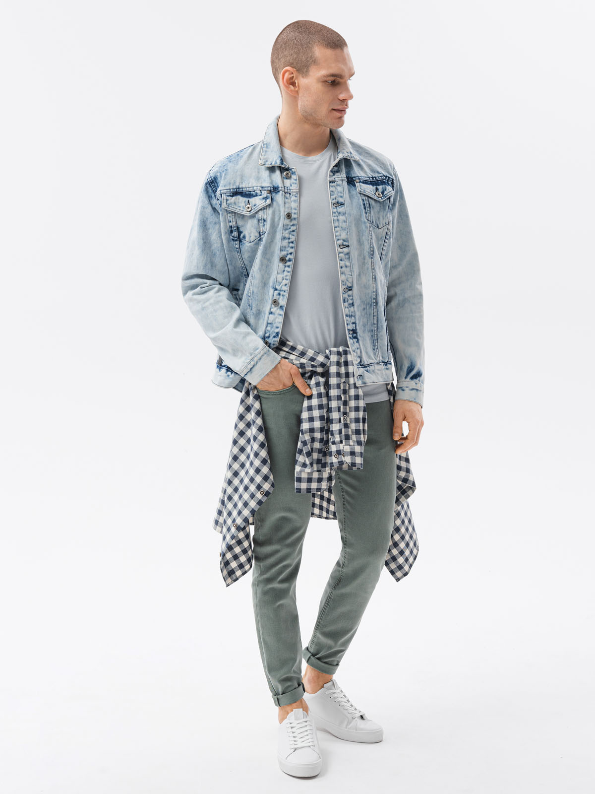 Light blue denim on sale jacket mens outfit