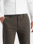 Klasické pánske chino nohavice s jemnou textúrou - khaki V2 OM-PACP-0188