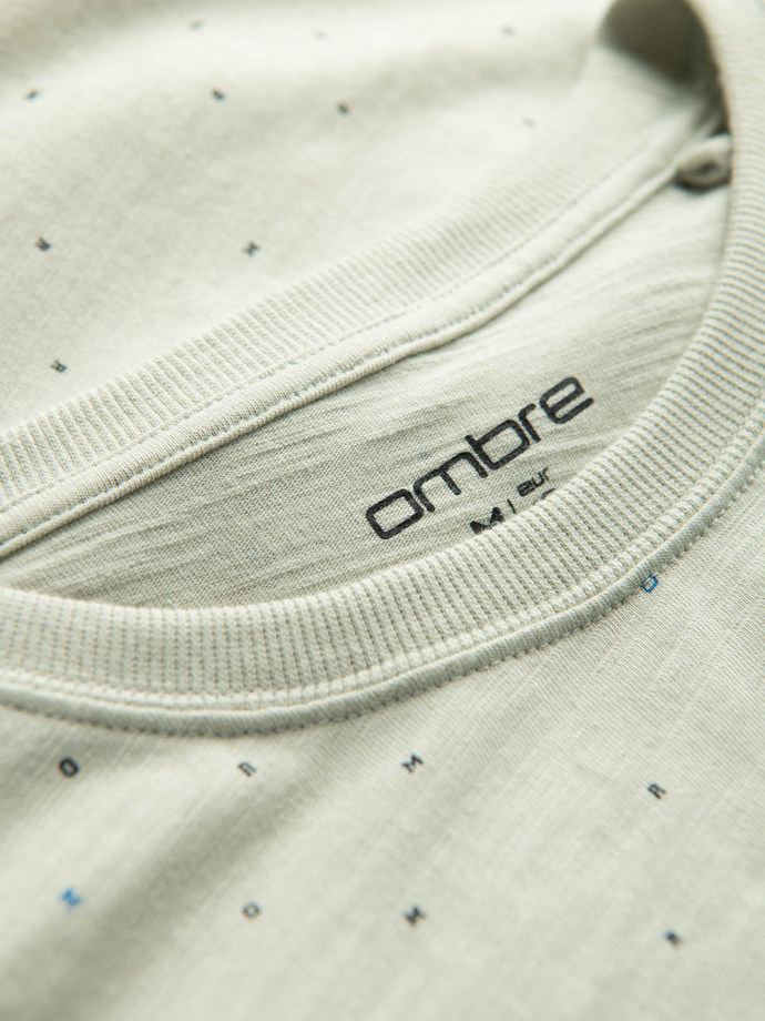 Tricou bărbătesc cu imprimeu integral și litere colorate - verde deschis V5 OM-TSFP-0185