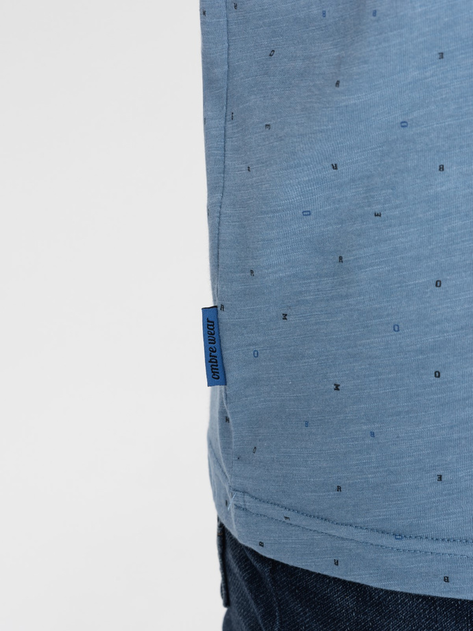 Tricou bărbătesc cu imprimeu întreg cu litere colorate - denim albastru V4 OM-TSFP-0185