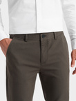 Klasické pánské chino kalhoty s jemnou texturou - khaki V2 OM-PACP-0188