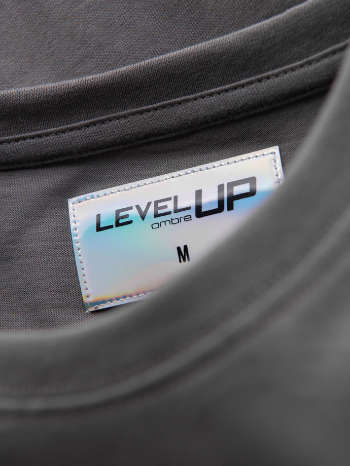 Pánske bavlnené tričko s dlhým rukávom a lemovaním a potlačou na hrudi - sivé V5 OM-LSCL-0127