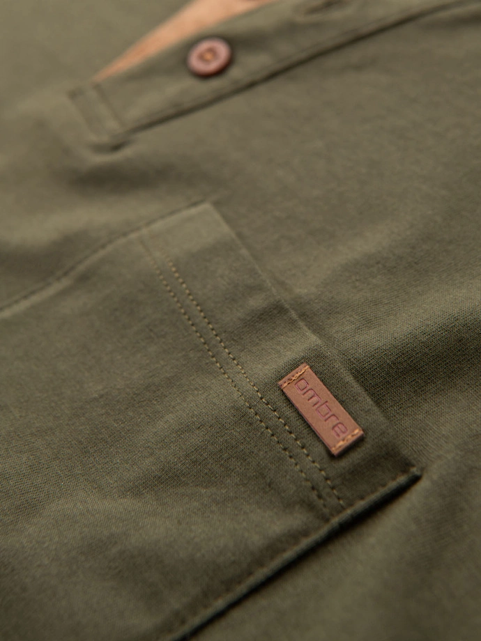 Vyriški marškinėliai su sagomis prie kaklo ir zomšos apvadu - tamsiai alyvuogių spalvos V5 OM-TSCT-0206