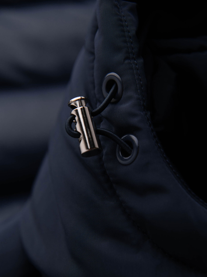 Pánska prešívaná bunda s kombinovanými materiálmi a kapucňou - tmavomodrá V3 OM-JALJ-0266