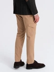 Pantaloni bărbătești REGULAR din stofă cu buzunare cargo - maro deschis V4 OM-PACG-0178