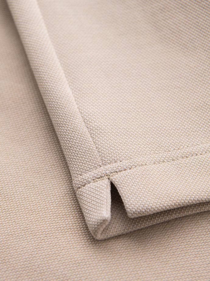 Vyriški SLIM FIT trumpi šortai iš melanžinio struktūrizuoto trikotažo - smėlio spalvos V3 OM-SRCS-0166