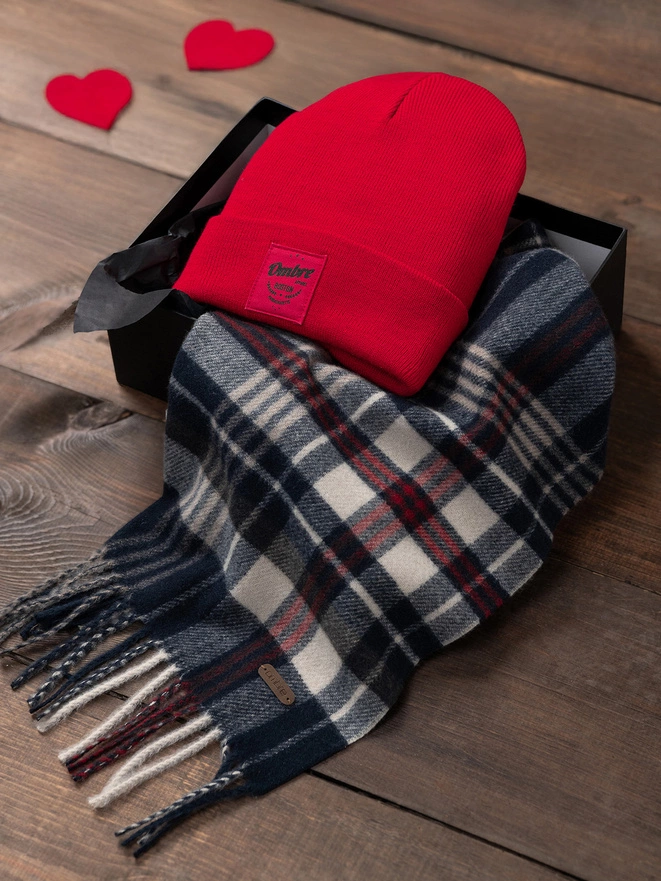 Gift set for him in casual style - red beanie hat + checkered scarf - Z94