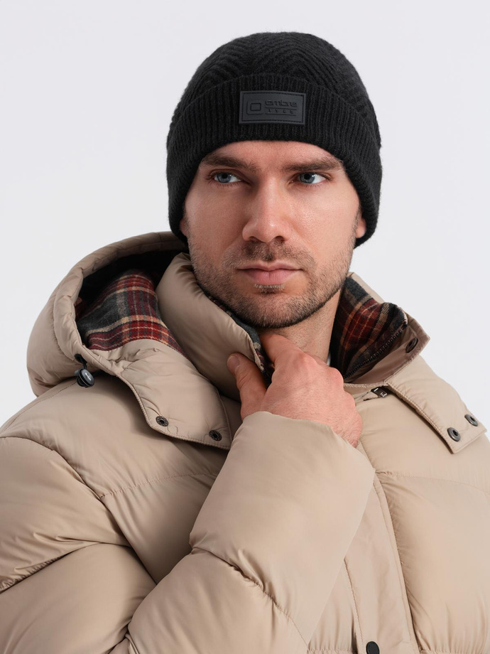 Pánska pletená čiapka s nášivkou - čierna V1 OM-ACWH-0122