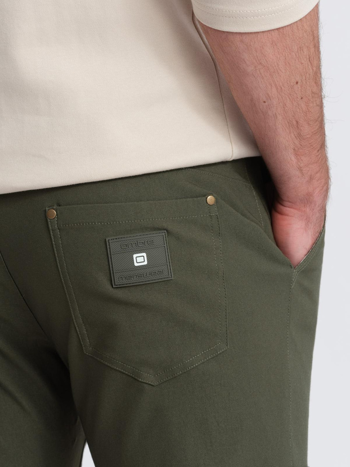 Pantaloni bărbătești REGULAR din stofă cu buzunare cargo - verde-oliv închis V1 OM-PACG-0178