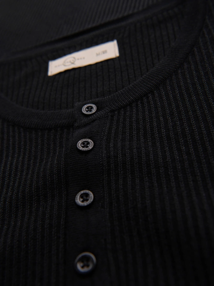 Tricou tricotat pentru bărbați cu nasturi la decolteu - negru V2 OM-TSCT-0254