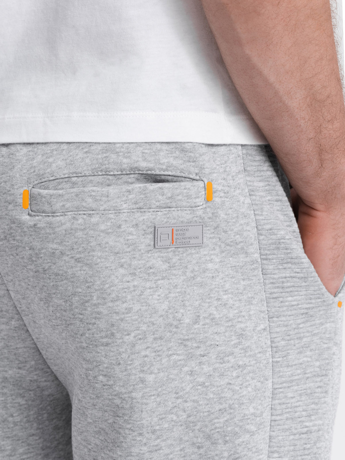 Pantaloni de trening pentru bărbați cu cusături contrastante - gri melange V3 OM-PASK-0145