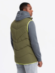 Jachetă bărbătească matlasată fără mâneci cu accente neon - olive V5 OM-JAVJ-0210
