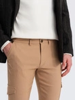 Pantaloni bărbătești REGULAR din stofă cu buzunare cargo - maro deschis V4 OM-PACG-0178
