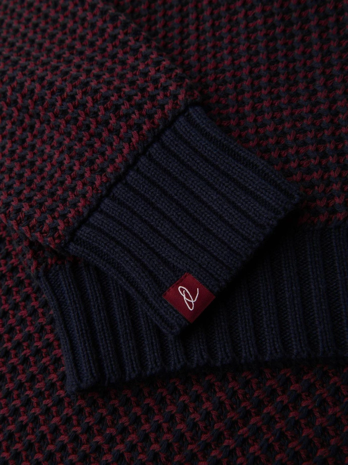 Vyriškas kontrastinio pynimo džemperis su apvalia iškirpte - kaštoninė V1 OM-SWSW-0122