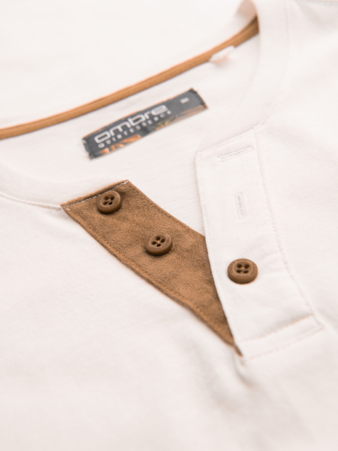 Tricou bărbătesc cu decolteu cu nasturi și ornamente din piele de căprioară - alb V1 OM-TSCT-0206