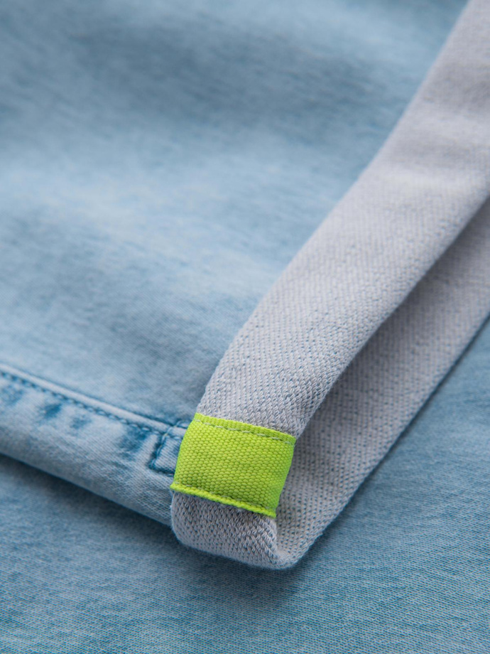 Pánské krátké džínové šortky s ozdobným prošíváním - světle modré V2 OM-SRDS-0135