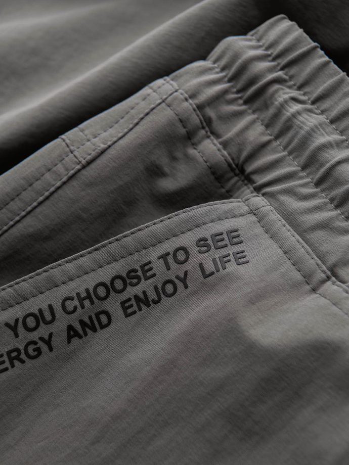 Pánske nohavice jogger s cargo vreckami a potlačou - sivé V4 OM-PAJO-0200