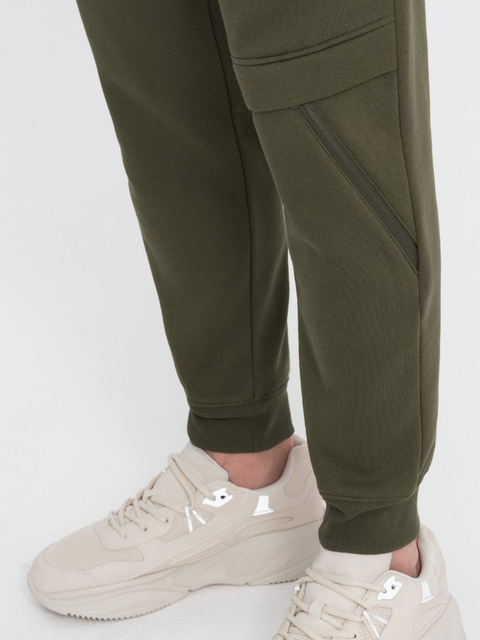 Pantaloni de trening pentru bărbați cu cusături și fermoar pe picior - olive V3 OM-PASK-0147