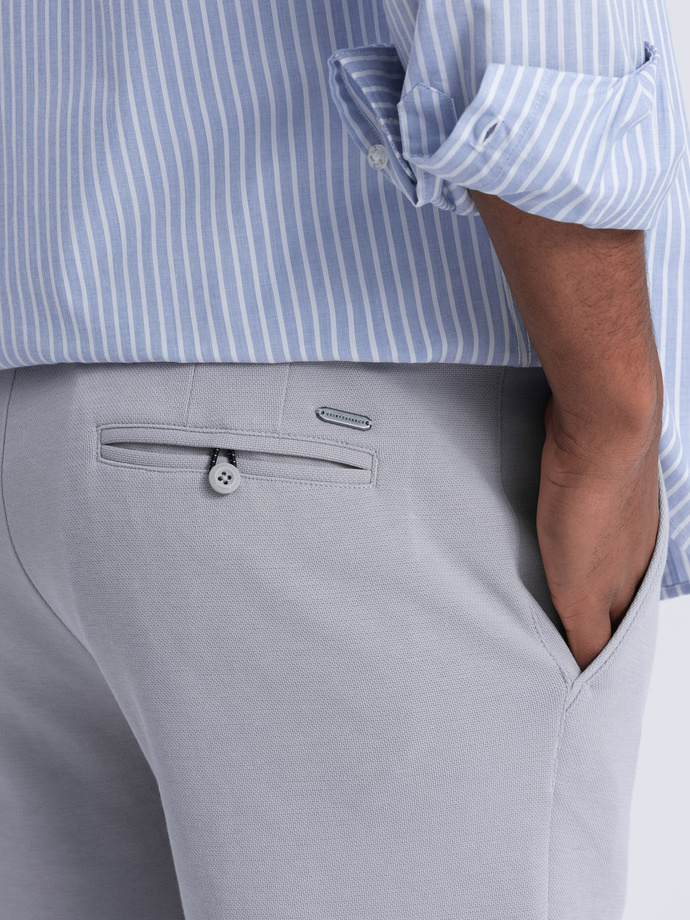 Pánske štruktúrované pletené šortky SLIM FIT - svetlosivé V4 OM-SRCS-0126