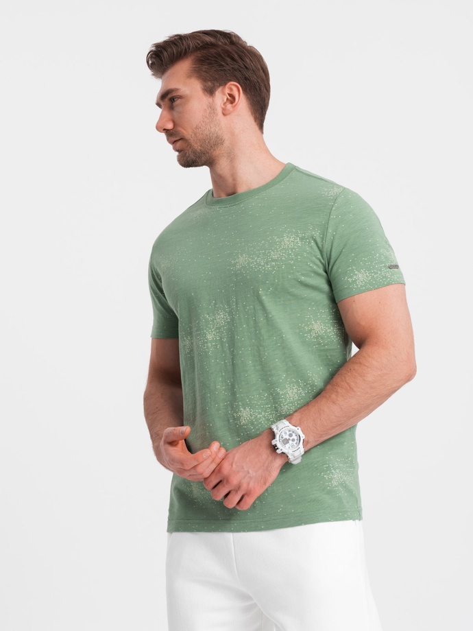 Tricou bărbătesc cu imprimeu integral și litere împrăștiate - verde V5 OM-TSFP-0179