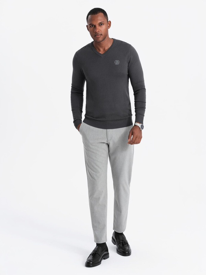 Elegantný pánsky sveter s výstrihom - grafitový V17 OM-SWBS-0107