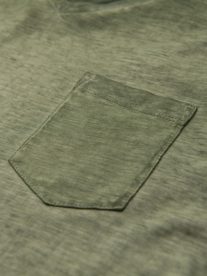 Pánske bavlnené tričko s výstrihom do V so spraným efektom - olivové V9 OM-TSWT-0242