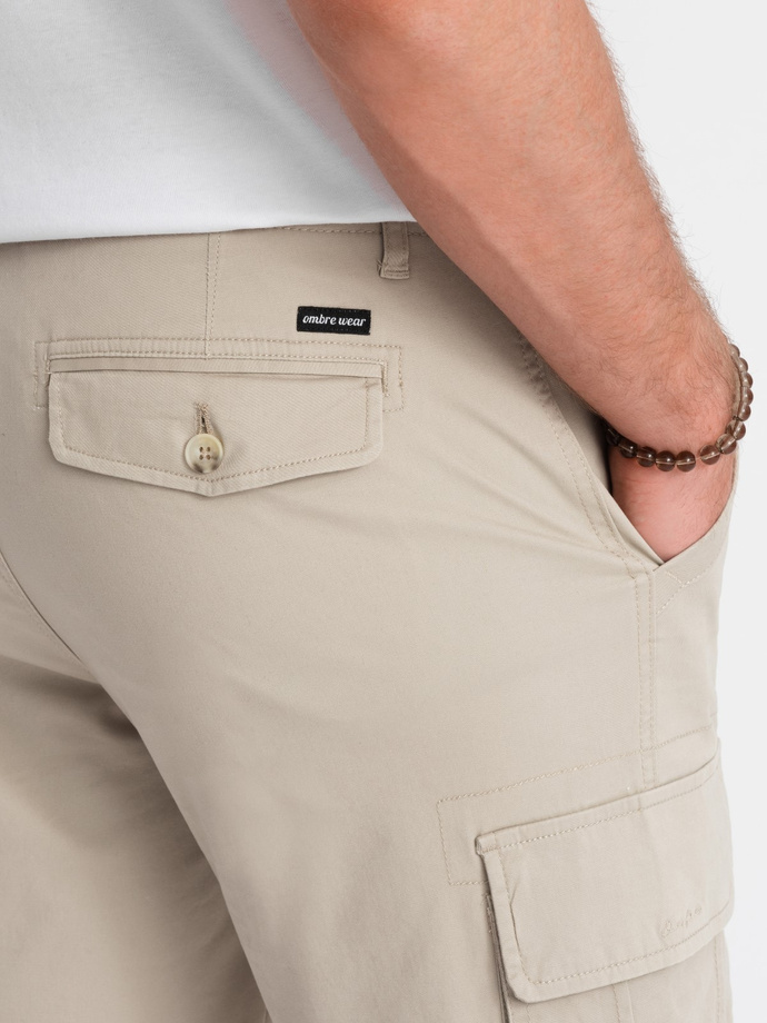 Pantaloni scurți unicolore pentru bărbați cu buzunare cargo - bej V3 OM-SRCG-0133