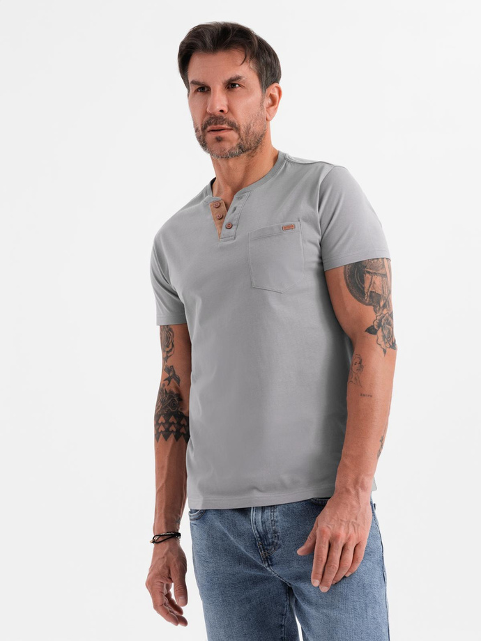 Tricou bărbătesc cu decolteu cu nasturi și ornamente din piele de căprioară - gri V3 OM-TSCT-0206