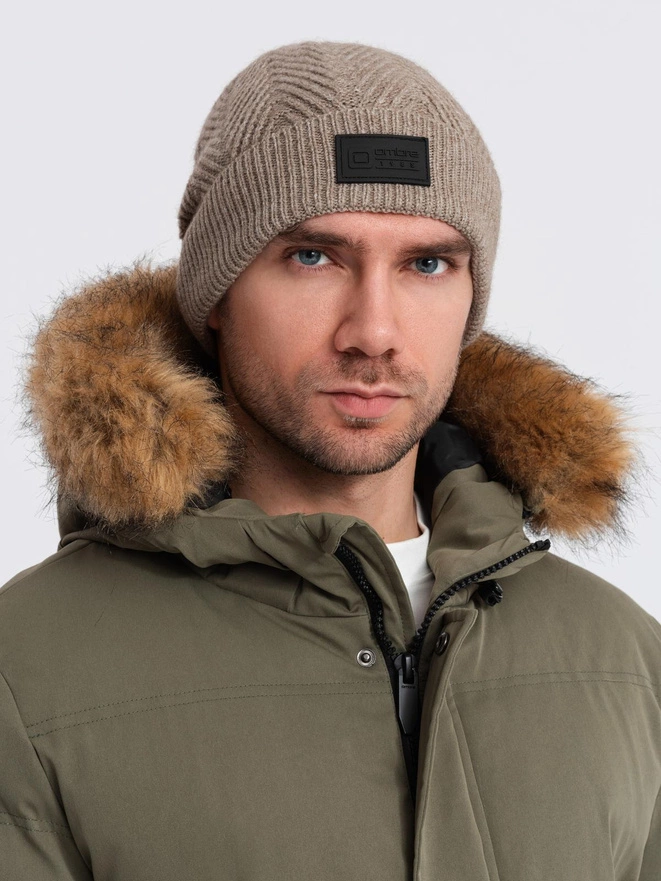 Vyriška megzta džemperio kepurė su lopais - pelenų spalvos V6 OM-ACWH-0122