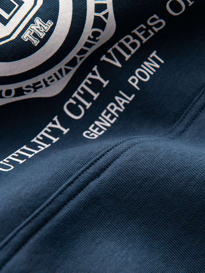 Vyriškas sportinis džemperis su gobtuvu ir dideliu raštu - tamsiai mėlynas V2 B1714