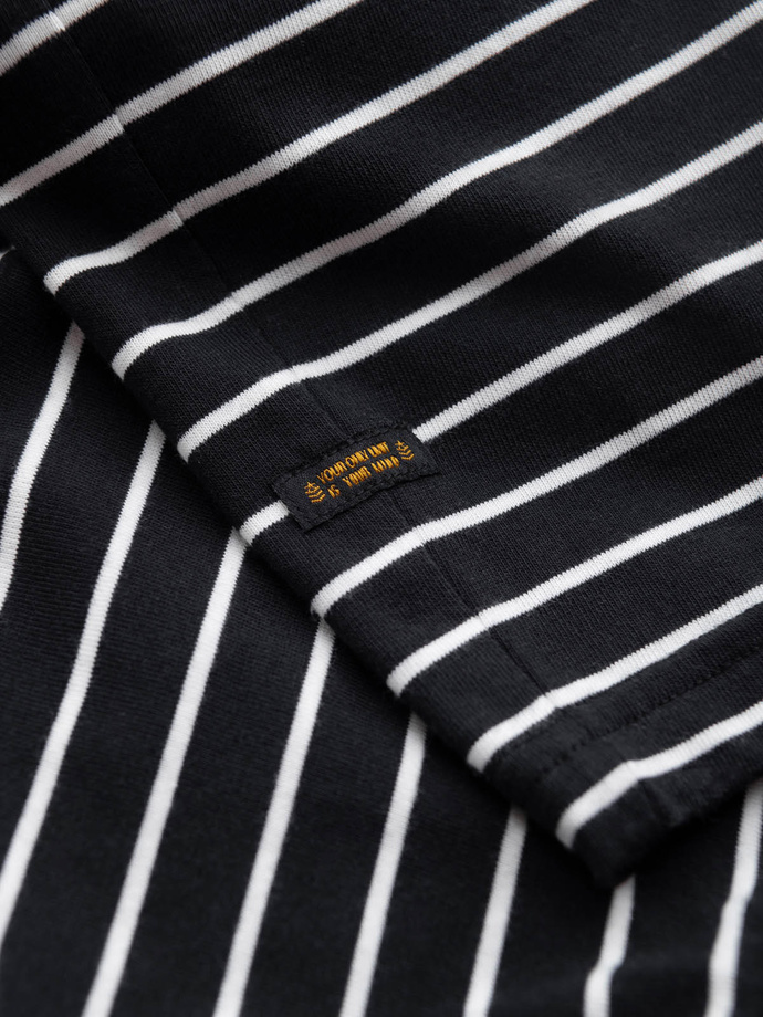 Pánske pruhované tričko s nášivkou Ombre Design - čierno-biele V2 OM-TSCT-0183