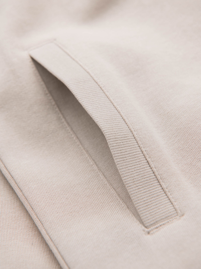 Pánské pletené šortky s lemem a kapsami - světle béžové V1 OM-SRBS-0139