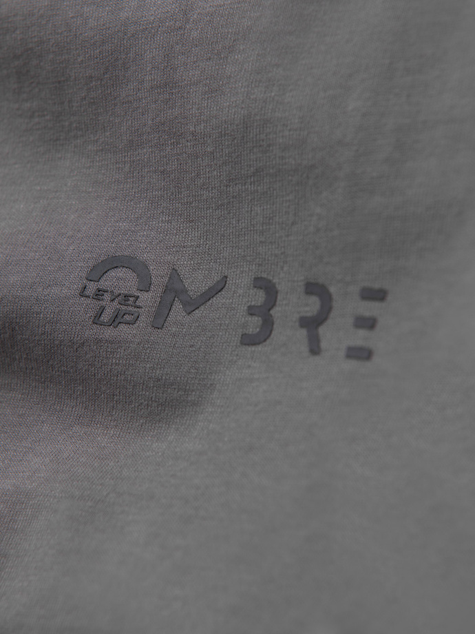 Pánske bavlnené tričko s dlhým rukávom a lemovaním a potlačou na hrudi - sivé V5 OM-LSCL-0127