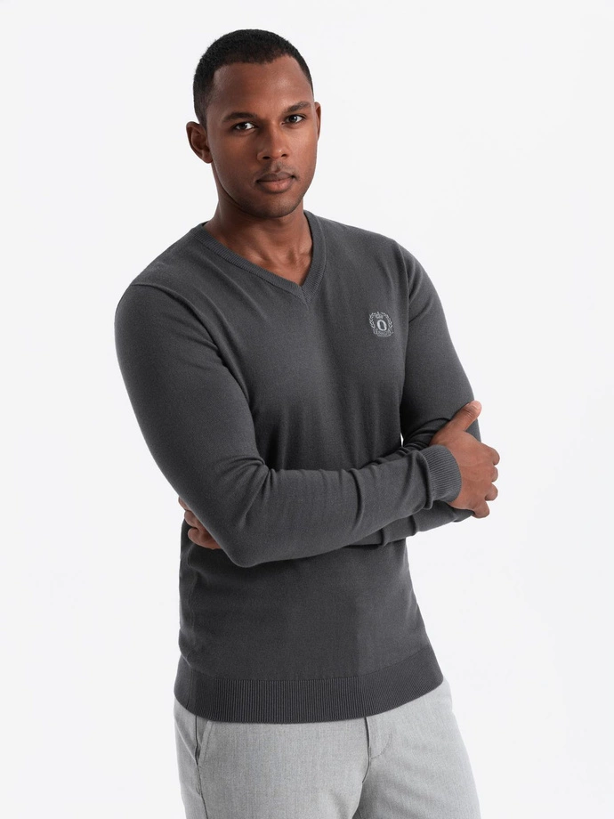 Elegantní pánský svetr s výstřihem - grafitový V17 OM-SWBS-0107