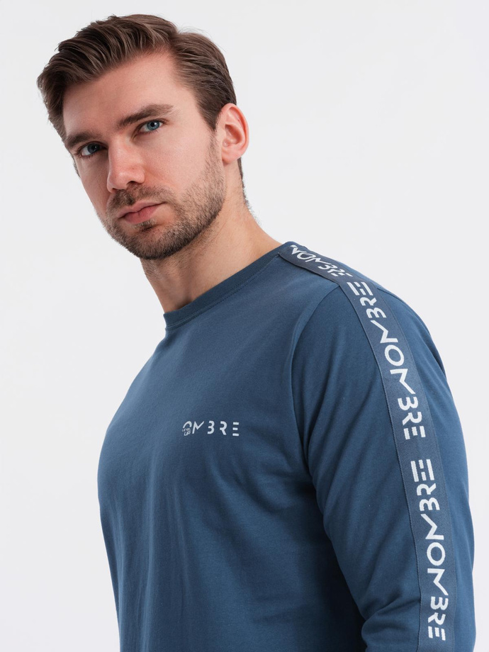 Pánské bavlněné tričko s dlouhým rukávem a lemováním a potiskem na hrudi - tmavě modré V1 OM-LSCL-0127