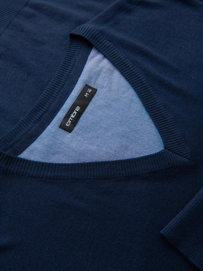 Elegantní pánský svetr s výstřihem - tmavě modrý V22 OM-SWBS-0107