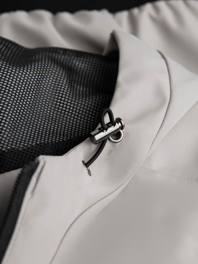 Lengva vyriška striukė su tinkliniu pamušalu ir gobtuvu - pilka V6 OM-JANP-0149