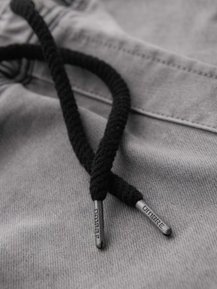 Pánske džínsové krátke šortky s ozdobným prešívaním - svetlosivé V1 OM-SRDS-0135