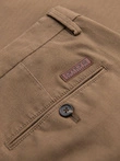 Vyriškos REGULAR FIT plonos tekstūros chino kelnės - tamsiai smėlio spalvos V2 OM-PACP-0184