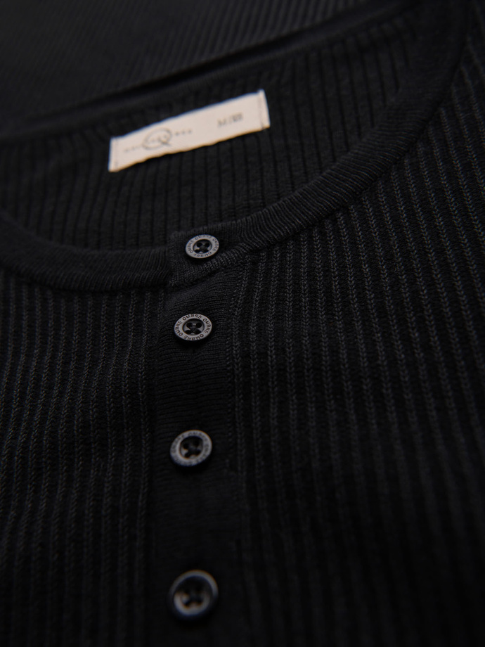 Vyriški trikotažiniai marškinėliai su sagomis prie iškirptės - juodi V2 OM-TSCT-0254