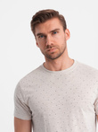 Tricou bărbătesc cu imprimeu integral și litere colorate - bej deschis V1 OM-TSFP-0185