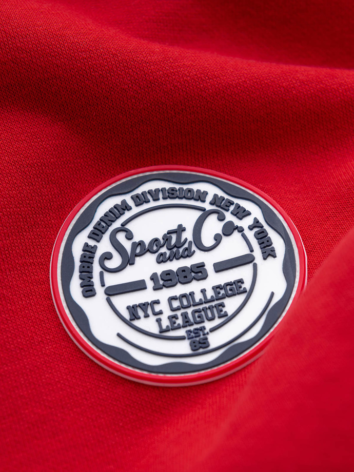 Pánska mikina klokanka s kapucňou a nášivkou v študentskom štýle - červená V1 OM-SSNZ-0144