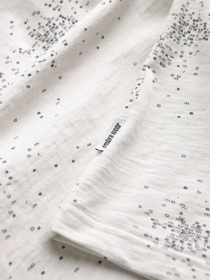Tricou bărbătesc cu imprimeu integral și litere împrăștiate - bej deschis V1 OM-TSFP-0179