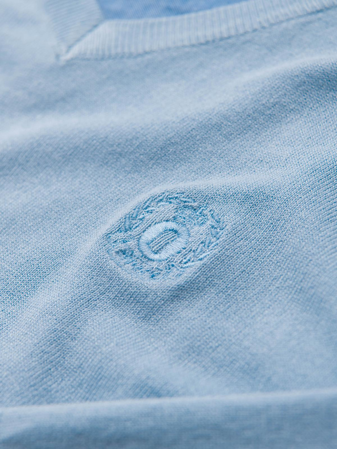 Elegant men's sweater with a v-neck - light blue V10 OM-SWBS-0107