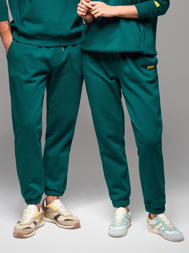 Klasikinės unisex sportinės kelnės su briaunuotais rankogaliais - tamsiai žalios V17 OU-PSBC-0100