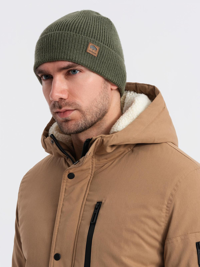 Căciulă tricotată pentru bărbați cu plasture - olive V4 OM-ACWH-0123