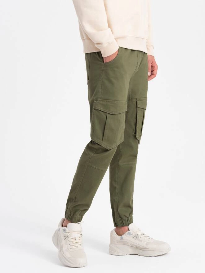 Pantaloni bărbați JOGGERS cu buzunare cargo - olive V18 P886