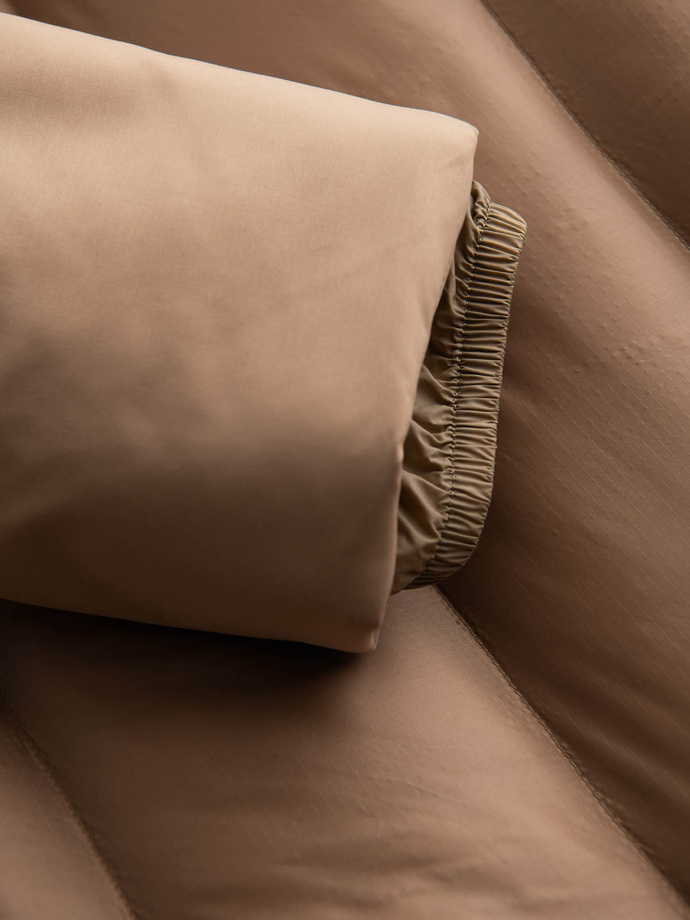 Jachetă lungă matlasată pentru bărbați cu buzunare mari - bej V2 OM-JALJ-0165