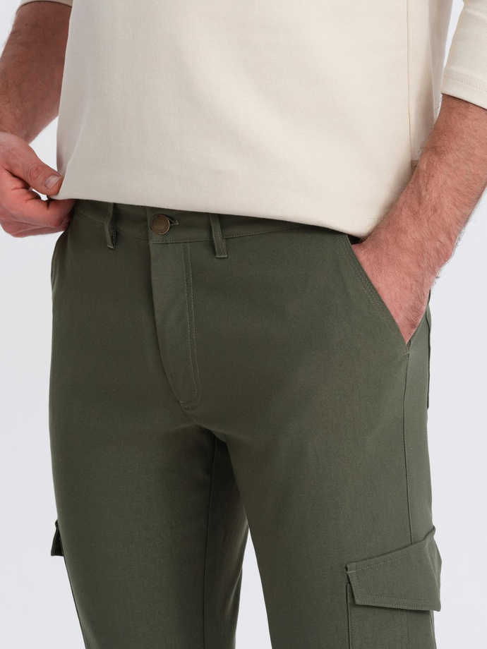 Pantaloni bărbătești REGULAR din stofă cu buzunare cargo - verde-oliv închis V1 OM-PACG-0178