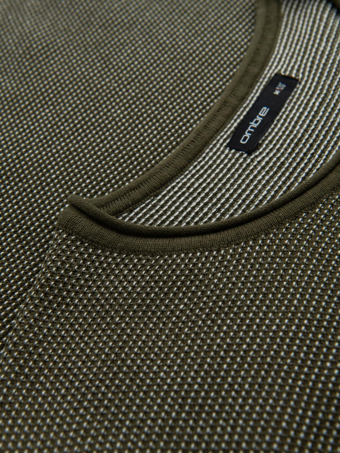 Vyriškas megztas džemperis su struktūriniais taškeliais - alyvuogių spalvos V2 OM-SWSW-0118 